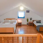 House Silvijo بيت للعطل كولان
