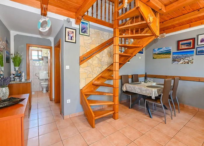 House Silvijo Дом отдыха Колан